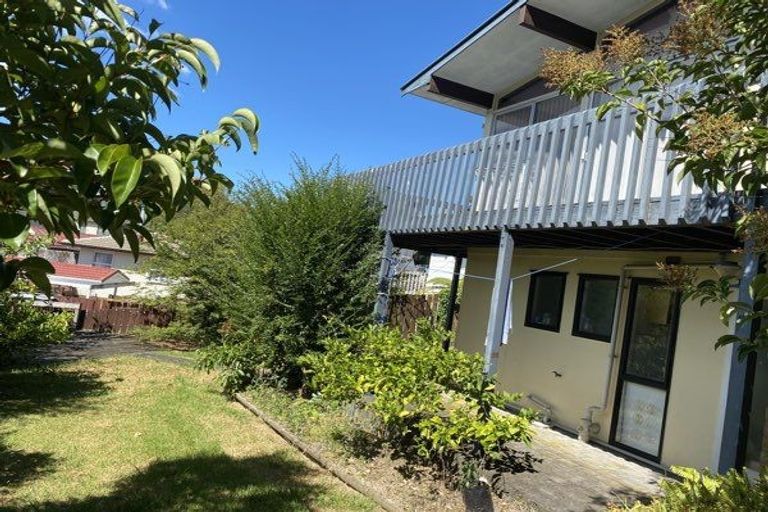 Photo of property in 1/17 Powrie Street, Glenfield, Auckland, 0629