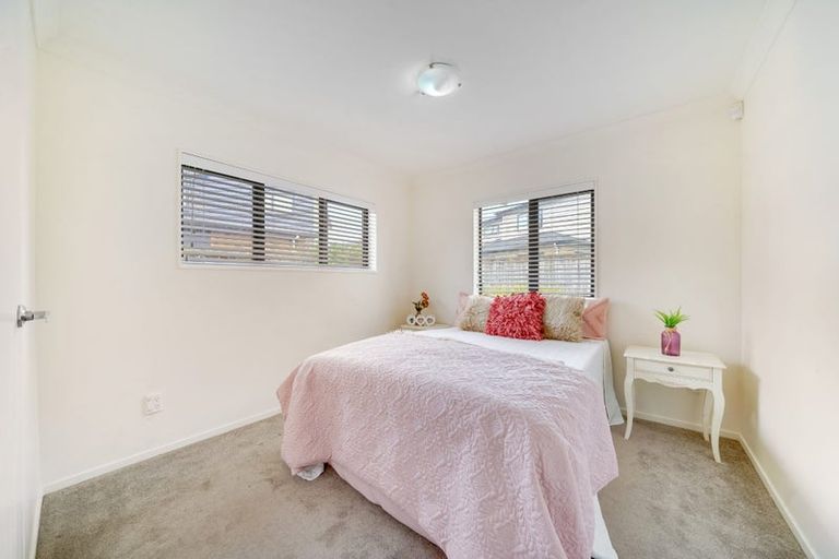 Photo of property in 2 Kirikiri Drive, Papakura, 2110