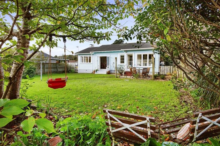 Photo of property in 25 Findlay Street, Tawa, Wellington, 5028