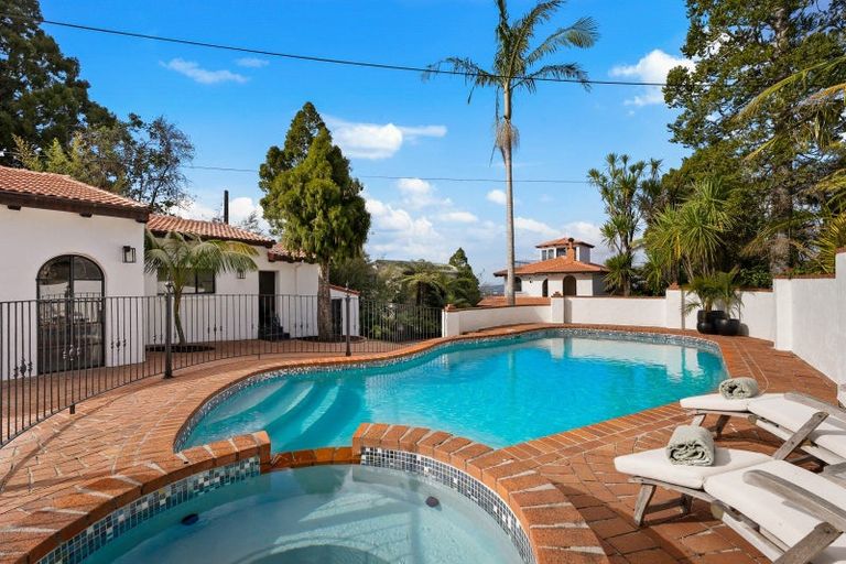 Photo of property in 35 Tawini Road, Titirangi, Auckland, 0604