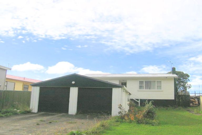 Photo of property in 16 Franklyn Road, Tawa, Wellington, 5028