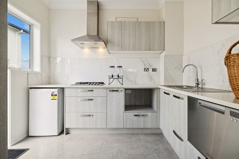 Photo of property in 2 Tauwaka Crescent, Riverhead, 0820