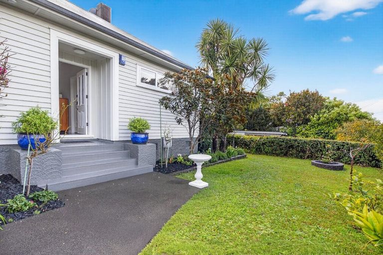 Photo of property in 102 Walmer Road, Point Chevalier, Auckland, 1022
