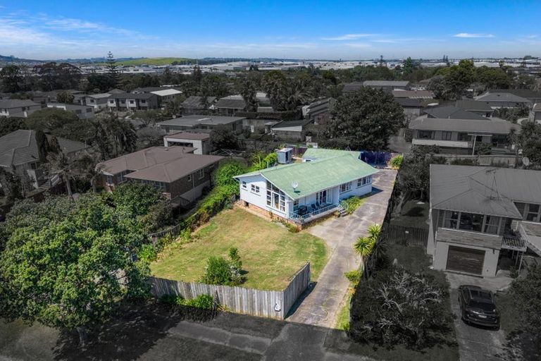 Photo of property in 57 Chatsworth Crescent, Pakuranga Heights, Auckland, 2010