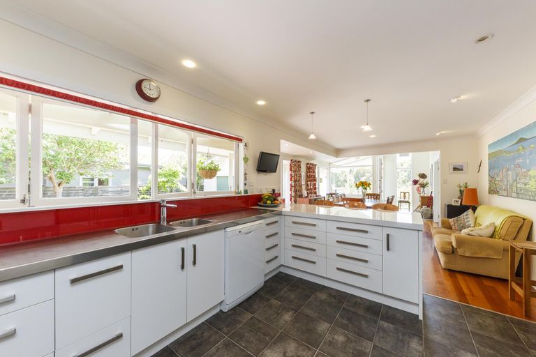 Photo of property in 2 Williams Terrace, Fitzherbert, Palmerston North, 4410