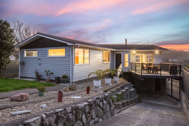 Photo of property in 2 Ash Grove, Ranui, Porirua, 5024