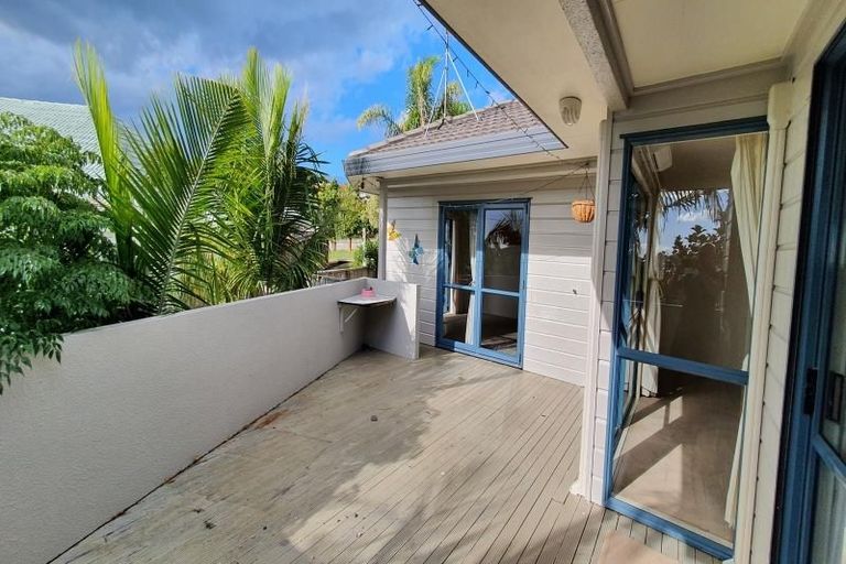 Photo of property in 19 Mandeville Place, Unsworth Heights, Auckland, 0632