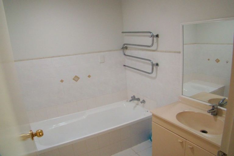 Photo of property in 18 Matilda Place, Weymouth, Auckland, 2103