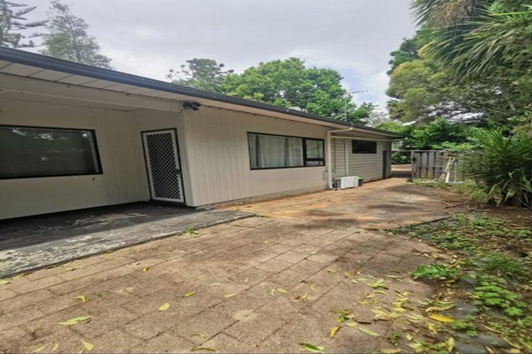 Photo of property in 1/2 Griffiths Place, Te Atatu South, Auckland, 0610