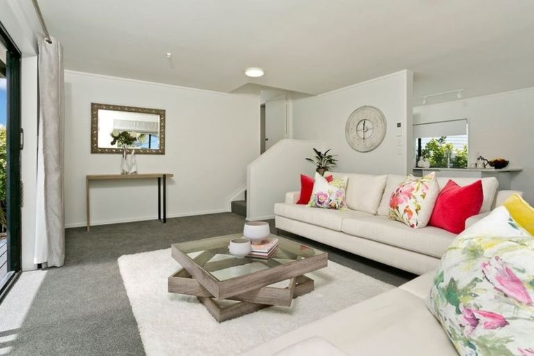 Photo of property in 2/17 Mirovale Place, Totara Vale, Auckland, 0629