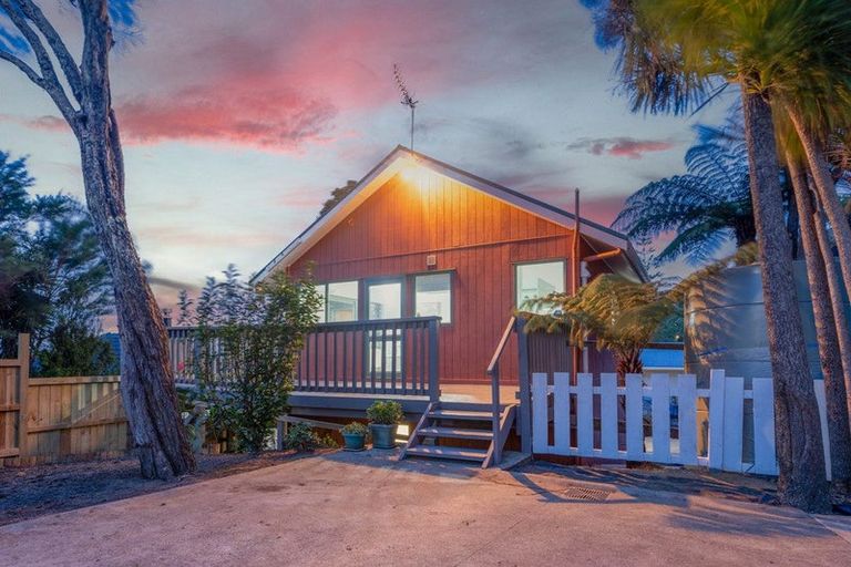 Photo of property in 33a Fairmount Road, Titirangi, Auckland, 0604