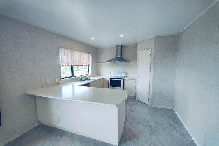 Photo of property in 2/22 Athena Drive, Totara Vale, Auckland, 0629