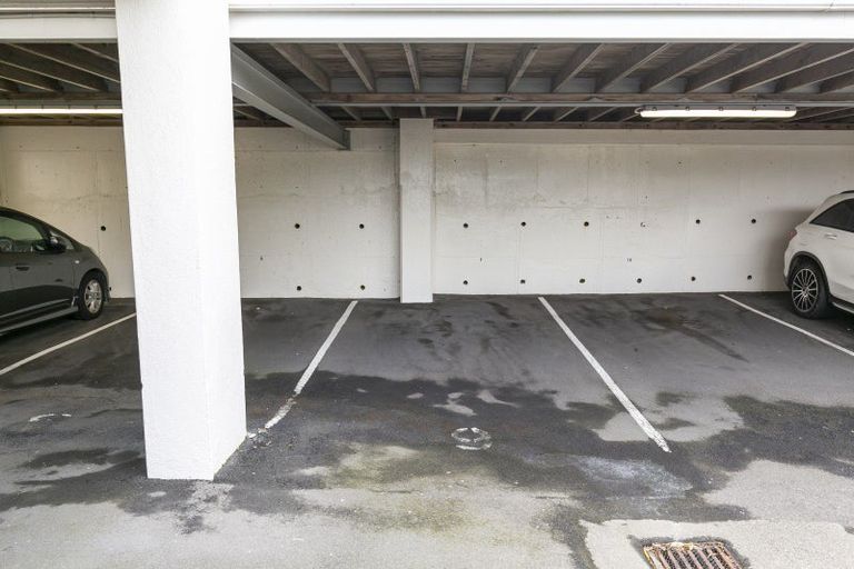 Photo of property in Landscape Apartments, 123-125 Austin Street, Mount Victoria, Wellington, 6011