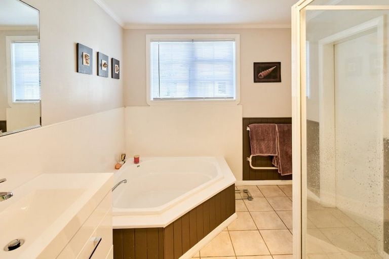 Photo of property in 36 Heretaunga Square, Silverstream, Upper Hutt, 5019