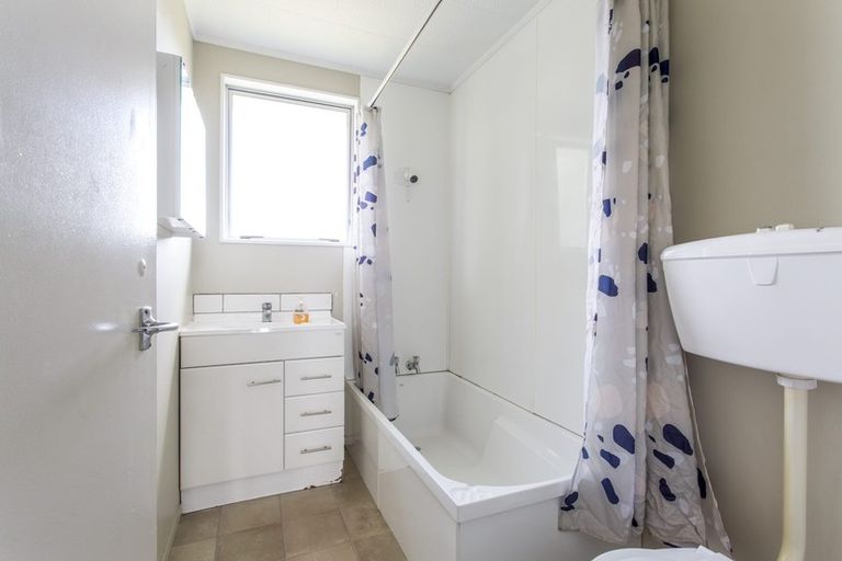 Photo of property in 2/14 Te Moau Avenue, Parakai, 0830