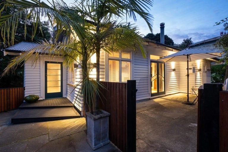 Photo of property in 2 Convent Road, Bluff Hill, Napier, 4110