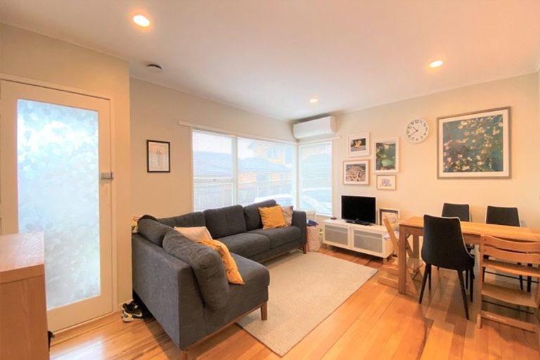 Photo of property in 2/14 Shakespeare Road, Milford, Auckland, 0620