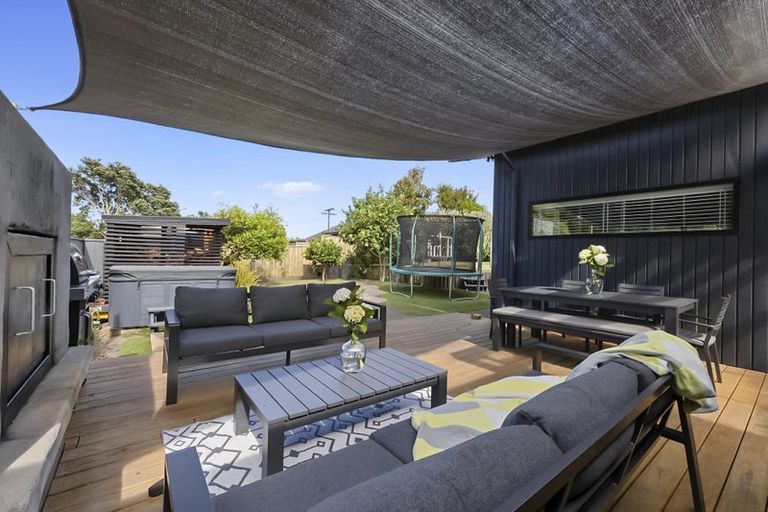 Photo of property in 18 Mayfair Place, Westown, New Plymouth, 4310