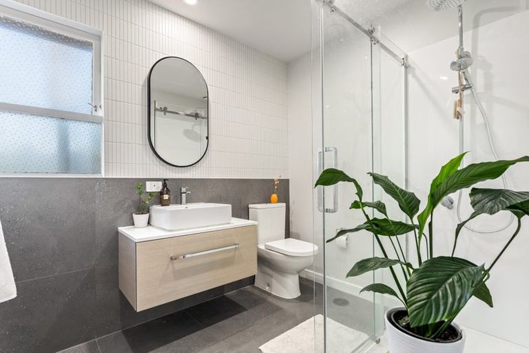 Photo of property in 43 La Rosa Street, Green Bay, Auckland, 0604
