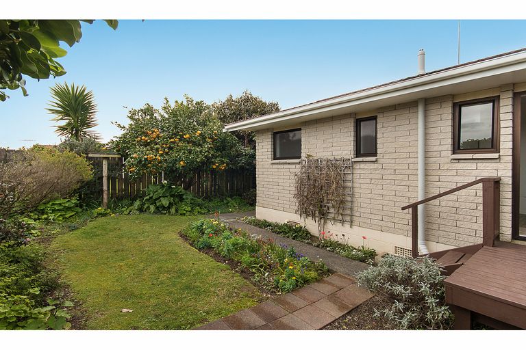 Photo of property in 2/30 Edgewater Parade, Waiuku, 2123