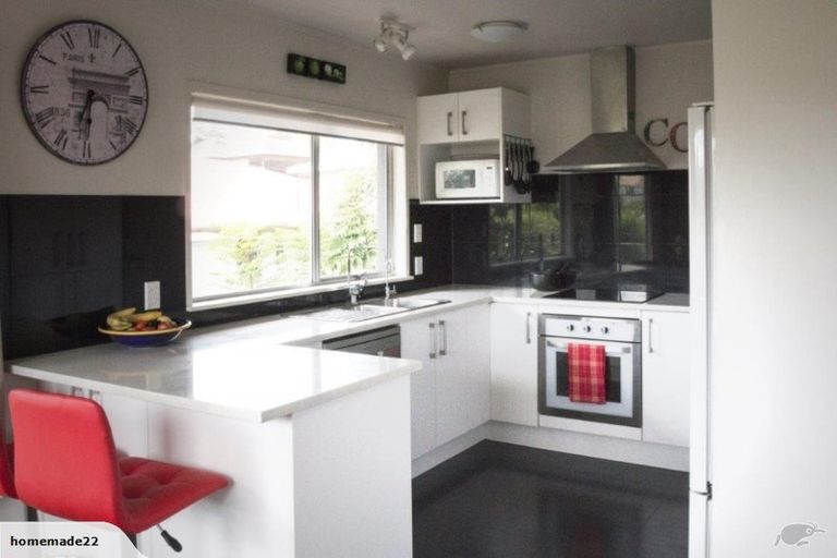 Photo of property in 2/218 East Coast Road, Forrest Hill, Auckland, 0620