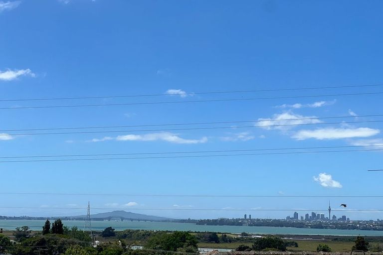 Photo of property in 3a Wakeling Avenue, Te Atatu South, Auckland, 0610