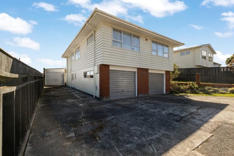 Photo of property in 28 Edgecombe Street, Newlands, Wellington, 6037