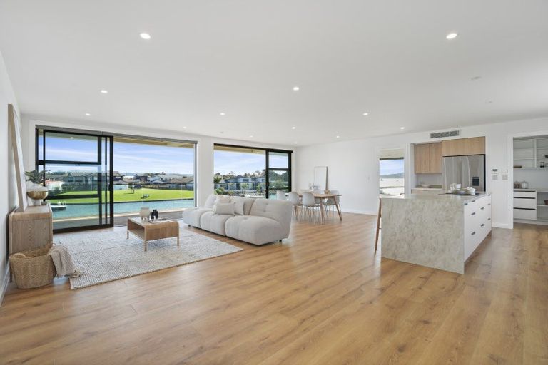 Photo of property in 21 Fred Carr Place, One Tree Point, 0118