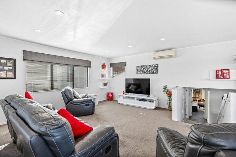 Photo of property in 2/1 Bluefin Way, West Harbour, Auckland, 0618
