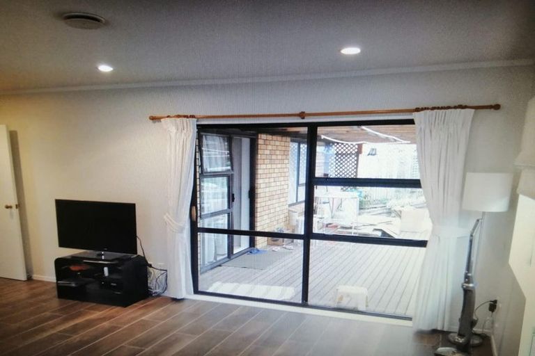 Photo of property in 1 Spears Place, Botany Downs, Auckland, 2010