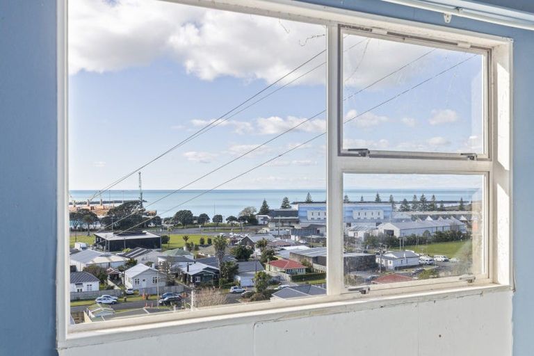 Photo of property in 15 Weston Street, Moturoa, New Plymouth, 4310