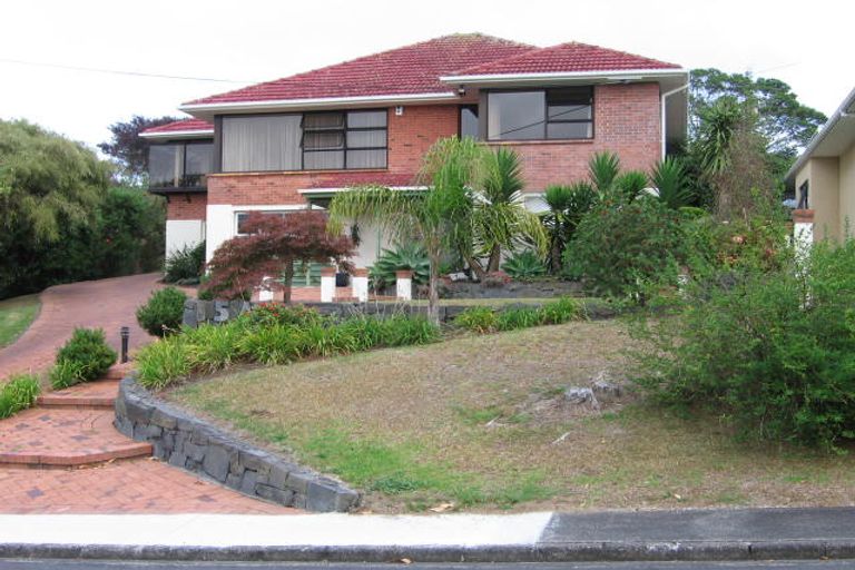 Photo of property in 15b Harrybrook Road, Green Bay, Auckland, 0604