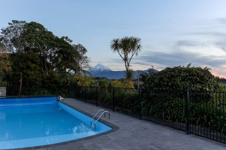 Photo of property in 33 Veale Road, Frankleigh Park, New Plymouth, 4371