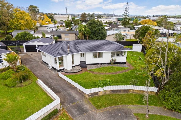 Photo of property in 17 Nan Place, Pakuranga Heights, Auckland, 2010
