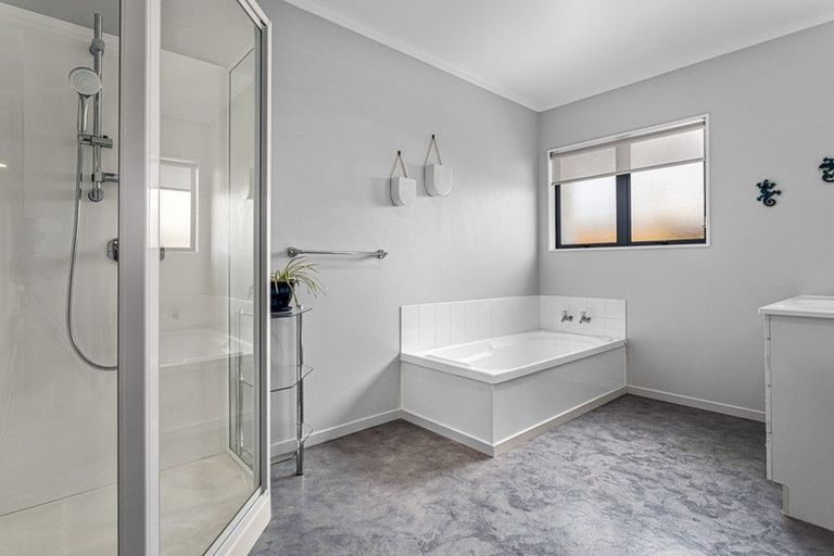 Photo of property in 21 Edgewater Grove, Whakatane, 3120