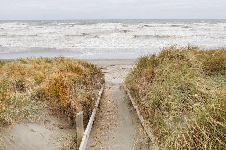 Photo of property in 19 Marine Parade South, Foxton Beach, Foxton, 4815