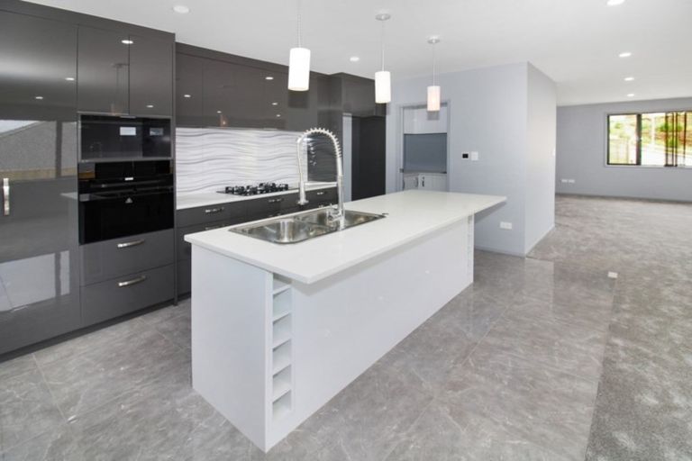 Photo of property in 2 Frederick Place, Whalers Gate, New Plymouth, 4310