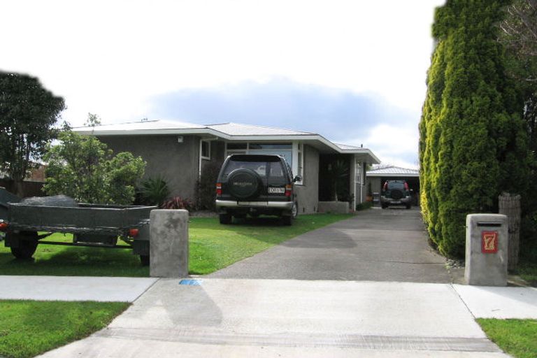 Photo of property in 5 Droylsden Place, Palmerston North, 4410