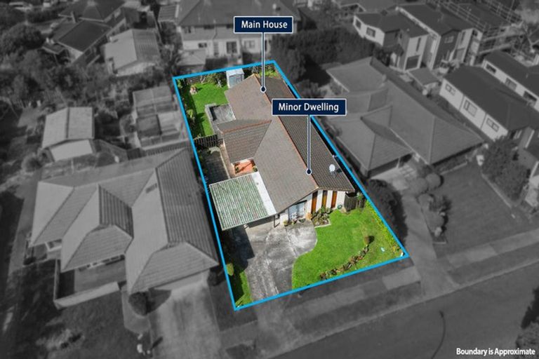 Photo of property in 32 Borrowdace Avenue, Botany Downs, Auckland, 2010