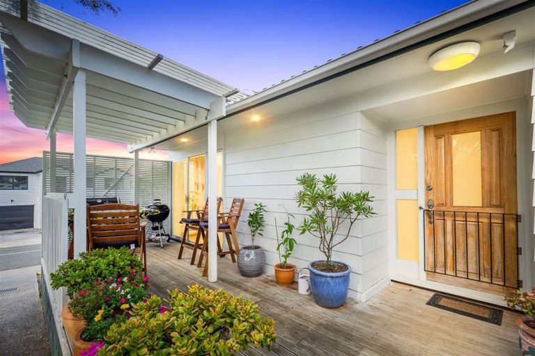 Photo of property in 2 Katrina Place, Massey, Auckland, 0614