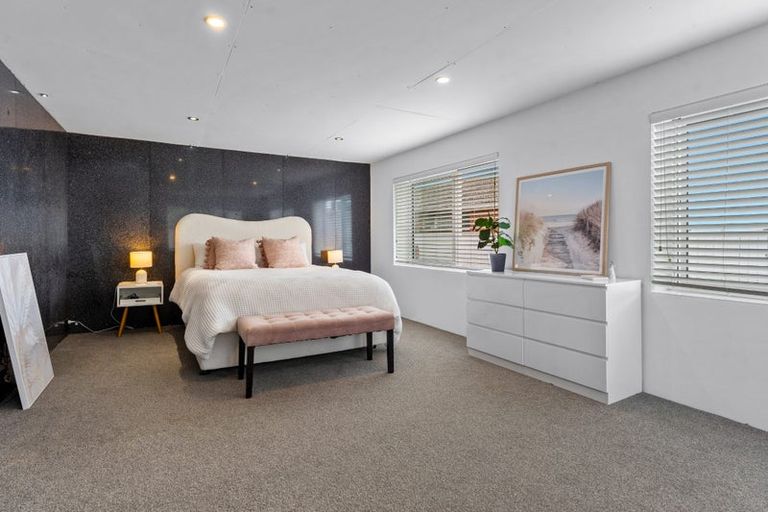 Photo of property in 2/85 Sylvan Avenue, Northcote, Auckland, 0627