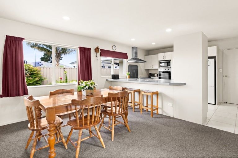 Photo of property in 2 Arthur Close, Clive, 4102