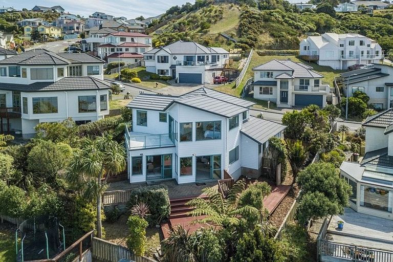 Photo of property in 44 Dress Circle, Newlands, Wellington, 6037