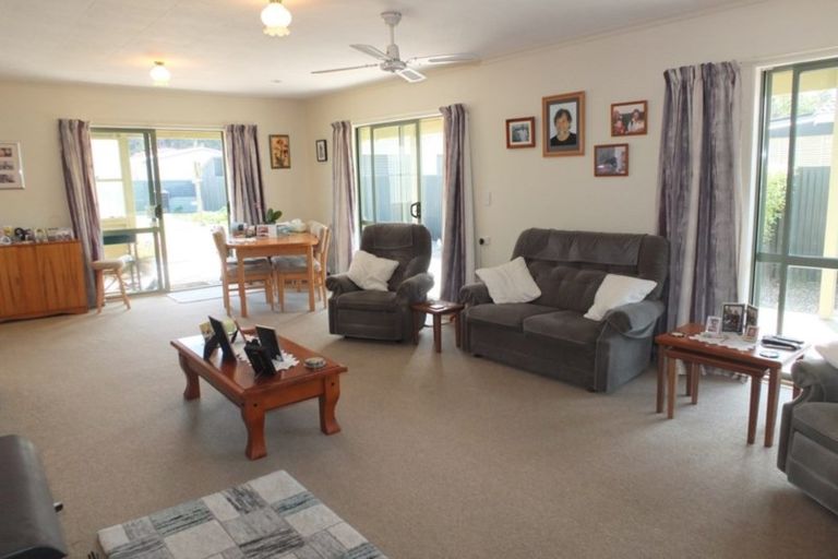 Photo of property in 17 Hennessy Street East, Foxton Beach, Foxton, 4815
