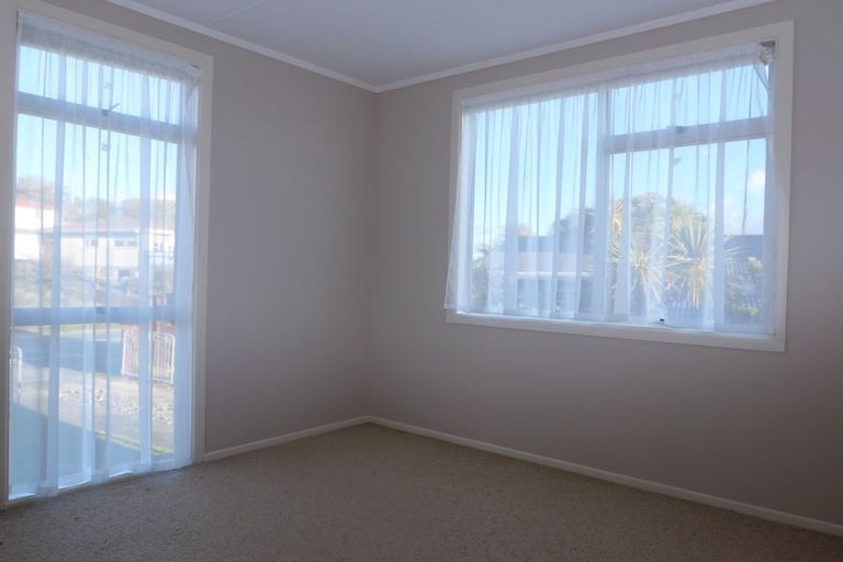 Photo of property in 115 Gloaming Hill, Titahi Bay, Porirua, 5022