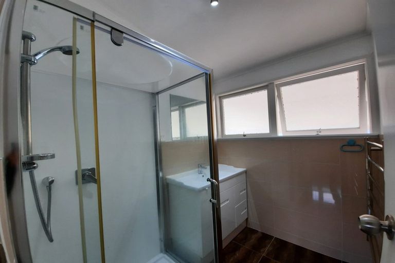 Photo of property in 1/288 Sunset Road, Windsor Park, Auckland, 0632