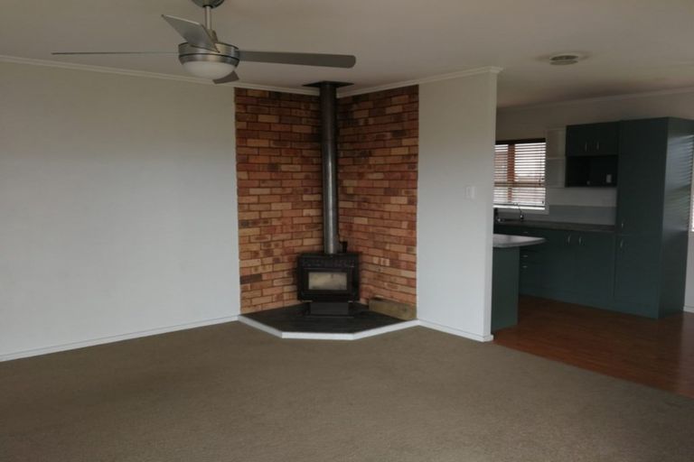 Photo of property in 12 Bamboo Grove, Kelston, Auckland, 0602