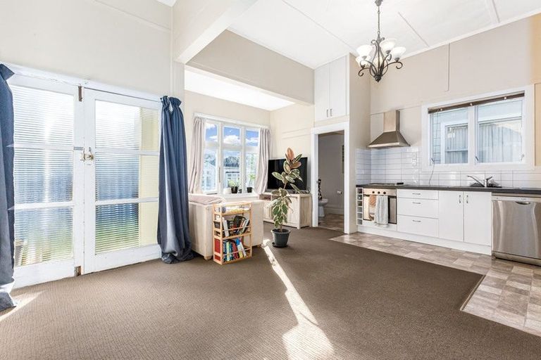 Photo of property in 15 Porritt Avenue, Mount Victoria, Wellington, 6011