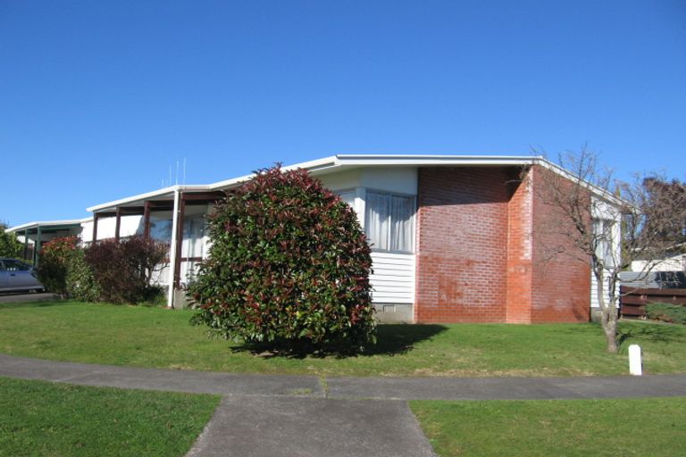 Photo of property in 1 Catlins Crescent, Milson, Palmerston North, 4414