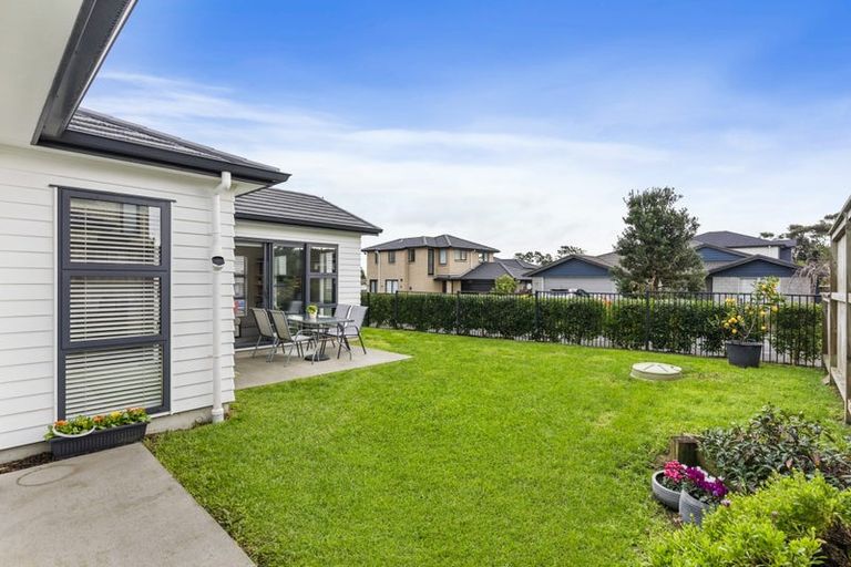 Photo of property in 11 Sauterne Road, Kumeu, 0810